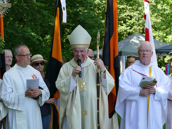 Festgottesdienst zum 1.000 Todestag des Heiligen Heimerads auf dem Hasunger Berg (Foto: Karl-Franz Thiede) Festgottesdienst zum 1.000 Todestag des Heiligen Heimerads auf dem Hasunger Berg (Foto: Karl-Franz Thiede)